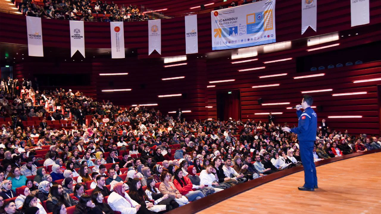 Türk Yıldızları, İKAF’25’te öğrenci ve mezunlarla bir araya geldi